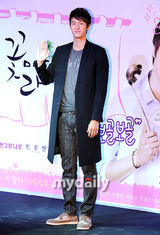 组图：韩星丁一宇李清雅宣传新剧《花美男拉面店》