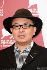 组图：威尼斯重启未来发布会 导演园子温亮相