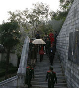 组图：歌唱家宋祖英出行南阳 多人护送阵势足