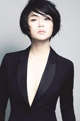 组图：殷桃最新写真曝光展现酷美一面