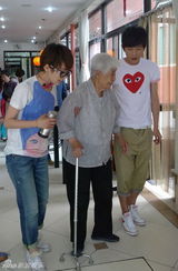 幻灯图：大左谢楠齐过敬老端午 呼吁艺人爱心公益 