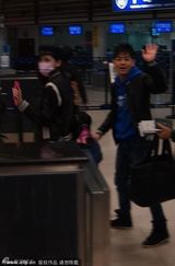 组图：林志颖全家现身上海机场 其乐融融心情好