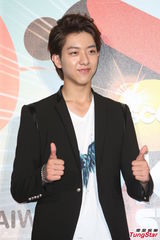 组图：CNBLUE李正信帅气赴台 玩快闪歌迷失望