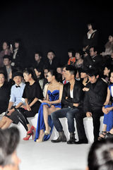 组图：爱戴亮相时装周 低胸高开叉展傲人身材