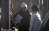 组图：尤勇携娇妻低调办签证 有意国外过春节