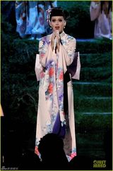 组图：水果姐登台变艺妓雪乳抢镜 东方色彩绚丽