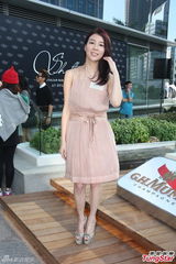 组图：陈慧琳露蛮腰亮相 称早替爱子报学校