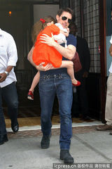 组图：汤姆-克鲁斯离婚后首探爱女 遭狗仔围堵