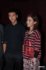 组图：英皇众星出席毕业礼 阿sa陈伟霆情侣档现身 