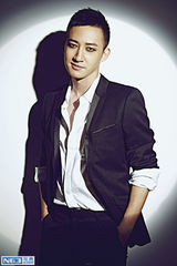 组图：王阳烟熏造型抢眼 陷入黑白极端力求突破