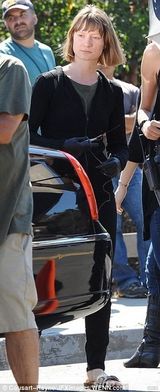 组图：帕丁森新片激吻爱丽丝 摸腿野战欲火焚身