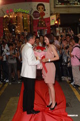 组图：谢天华拍新剧 闹市向杨怡求婚