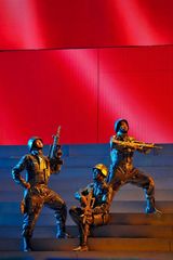 高清组图：双拥晚会 阎维文献唱《放心吧，祖国》