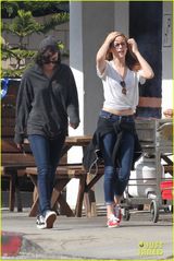 组图：暮光女低胸短袖露小蛮腰 心情放松现赘肉