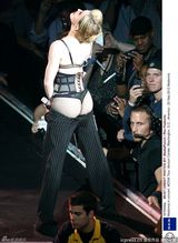 组图：麦当娜巡演华盛顿开唱 当众脱裤性感撩人