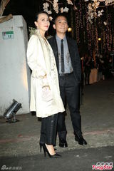 组图：梁朝伟刘嘉玲挽手出席张震婚礼秀恩爱