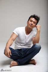 组图：唐文龙拍居家系写真 随性自然秀熟男风范