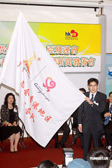 幻灯图：霍启刚张敬轩方力申做亚运会志愿者