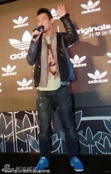 组图：范冰冰赢官司心情靓 与陈冠希相逢遭抢镜