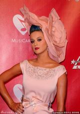 高清图：凯蒂-佩里头顶大花亮相格莱美预热活动