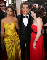 组图：演员工会奖红毯 卷福帅气劳伦斯长裙闪耀