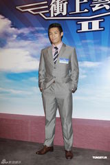 组图：吴镇宇胡杏儿新戏续前缘 张智霖回无线救急