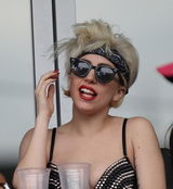 幻灯图：Lady gaga铆钉装看棒球赛 不满球员竖中指