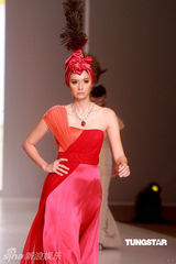幻灯图：梁咏琪红色深V领礼服裙亮相秀场 艳光四射