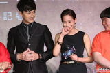 组图：郑元畅挑战多重人格 拖张钧甯“下水”