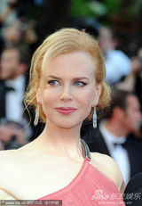 组图：妮可戛纳走秀风情露背 真空激凸艳光四射