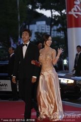 组图：裴素恩走红毯大胆裸露 性感美背一览无余