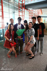 组图：吴镇宇现身机场引骚动 机长空姐争相合影