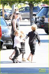 组图：安吉丽娜朱莉墨镜黑裙带孩子们购物