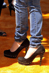 幻灯图：艾薇儿亮相派对 高跟鞋小西装晒女人味