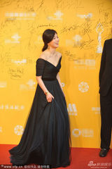 组图：宋慧乔低胸裙肌肤如雪 黄晓明抢着护花