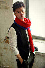 组图：唐以诺简约写真尽显熟男儒雅魅力