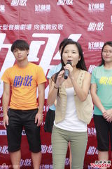 组图：歌迷自发致敬黄家驹 举行海阔天空百人奏