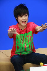 高清组图：李宇春做客聊新专辑 表情丰富尽情搞怪