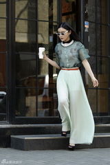 组图：袁姗姗时尚街拍尽显王者气质