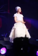 组图：王菲白色浴巾装亮相造型独特 赵薇看台助阵