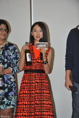 组图：《同桌》林更新肩扛周冬雨 喝交杯啤酒