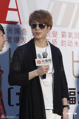 组图：韩星李在元签唱 全场戴大黑超