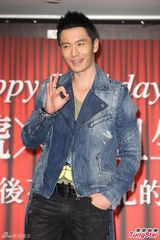 组图：宽姐庆生黄晓明送香吻 生日许愿回乡种田