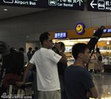 组图：王志文一家现身 4岁儿子俏皮可人