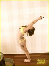 组图：Lady Gaga发内衣照秀纹身