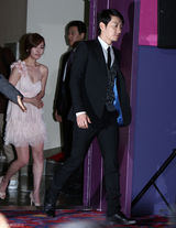 组图：韩智敏性感亮相宣传新片《朝鲜名侦探》