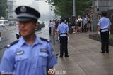 组图：李天一等被告5人乘坐警车抵达海淀法院