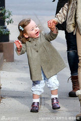 组图：帕克双胞胎爱女萌范儿街拍 抢尽母亲风头