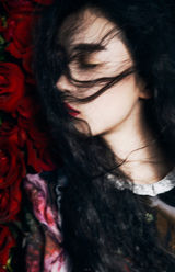 组图：张辛苑最新写真显神秘巴洛克风