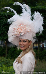 组图：英皇家赛马会女士日 奢华帽子秀愈演愈烈